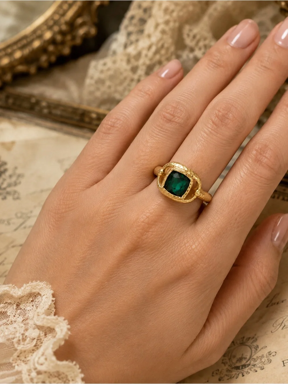 OSCAR DE LA RENTA • Emerald Crystal Embellished Hammered Gold Ring
